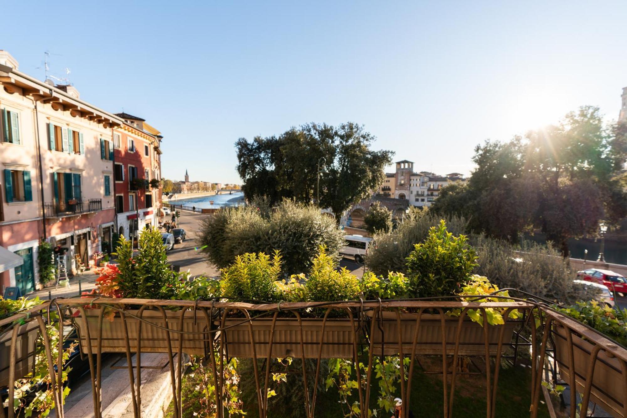 Bed and Breakfast La Finestra Sul Ponte By Postcardsfrom Verona Exterior foto
