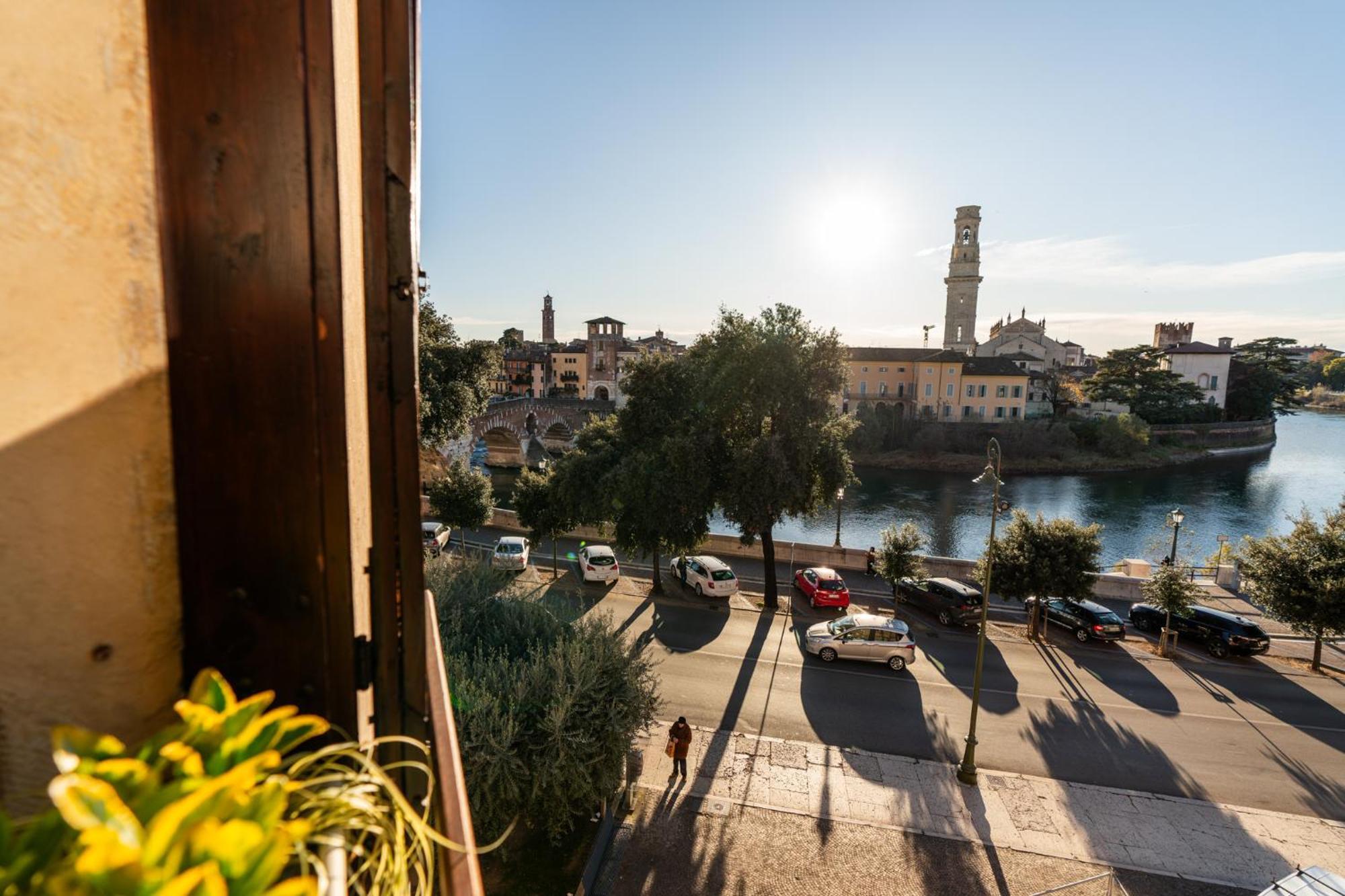 Bed and Breakfast La Finestra Sul Ponte By Postcardsfrom Verona Exterior foto