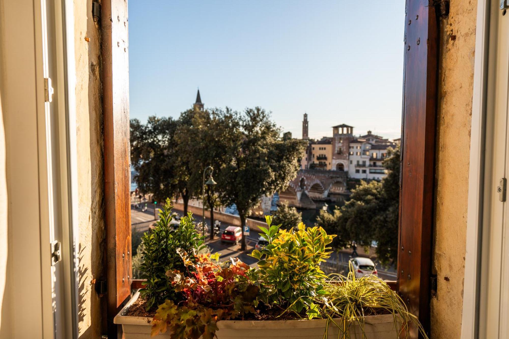 Bed and Breakfast La Finestra Sul Ponte By Postcardsfrom Verona Exterior foto