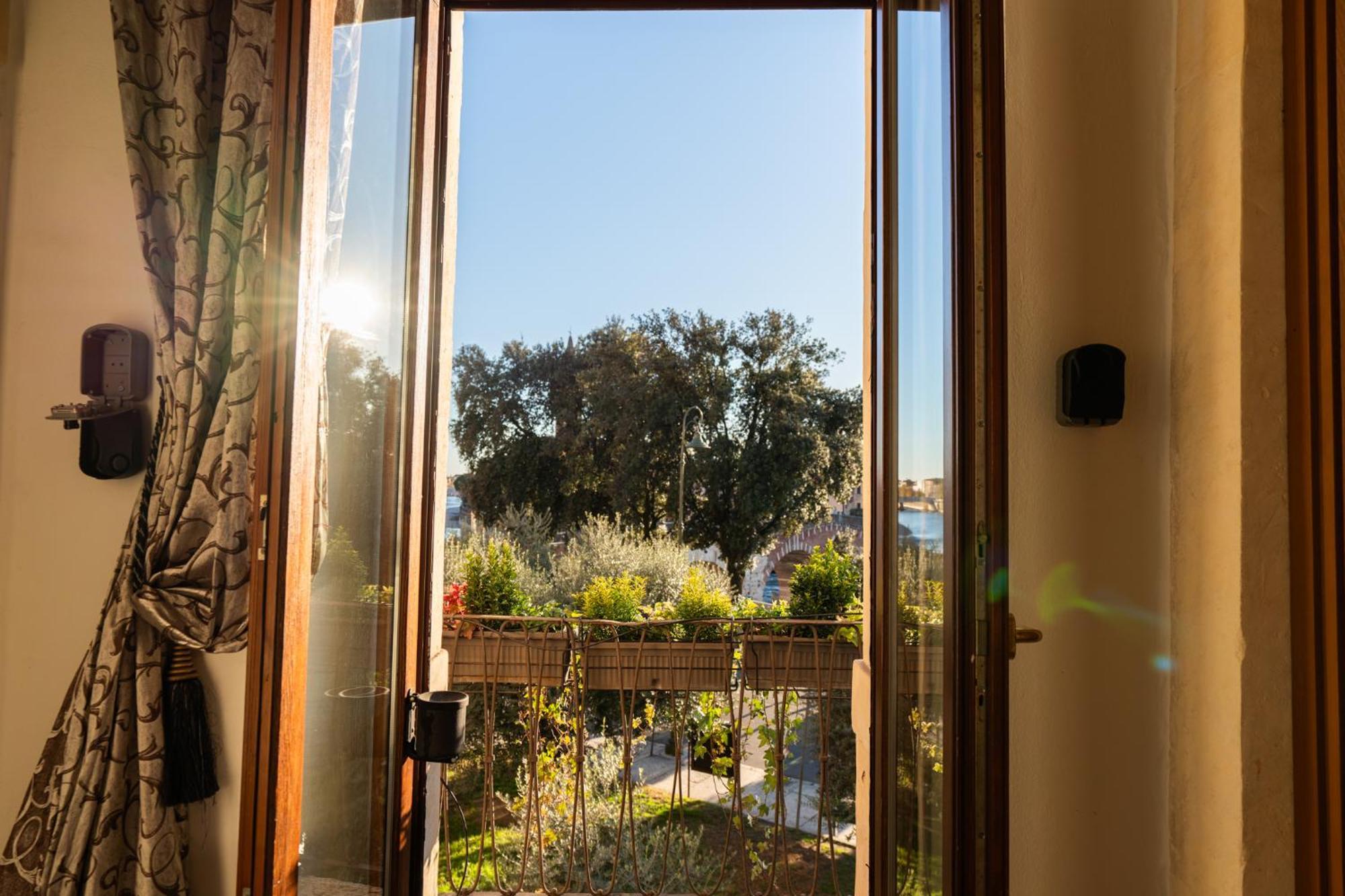 Bed and Breakfast La Finestra Sul Ponte By Postcardsfrom Verona Exterior foto